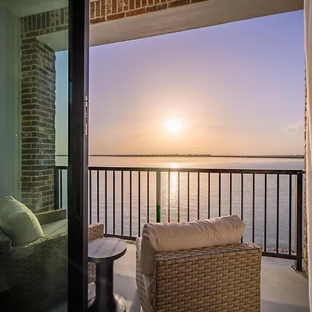 Luxury Lake House Retreat In Rowlett